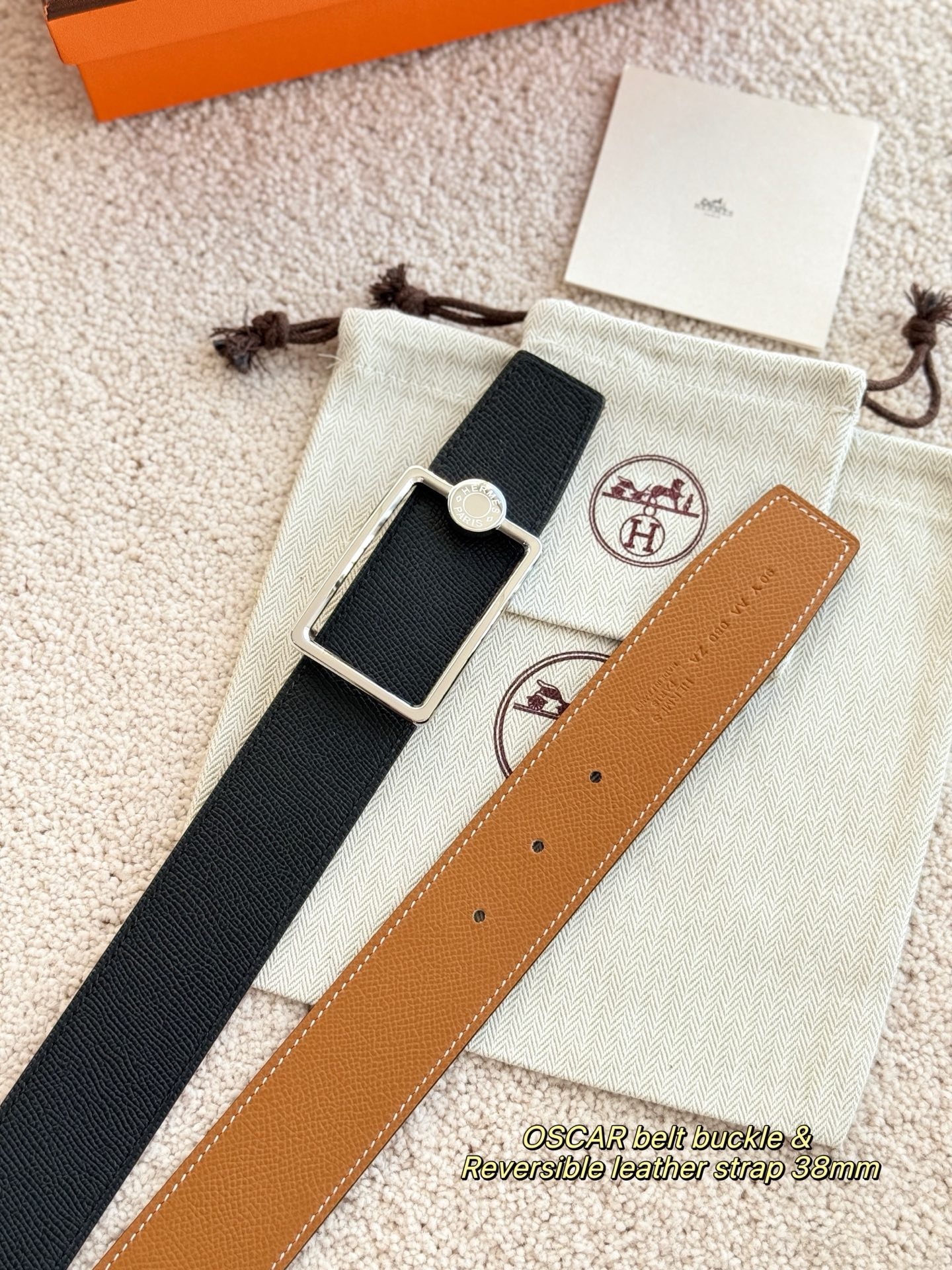 
❤️款 （ Y AA 080 ）OSCAR 精品五金 搭配双面进口Epsom 皮 宽度38MM 以其精湛工艺高品质材料和经典设计备受推崇 是男士腰带顶级选择 简约大气 适合商务和休闲场合 产品手感细腻 不仅是实用配饰 更是身份与品味的象征 ❤️