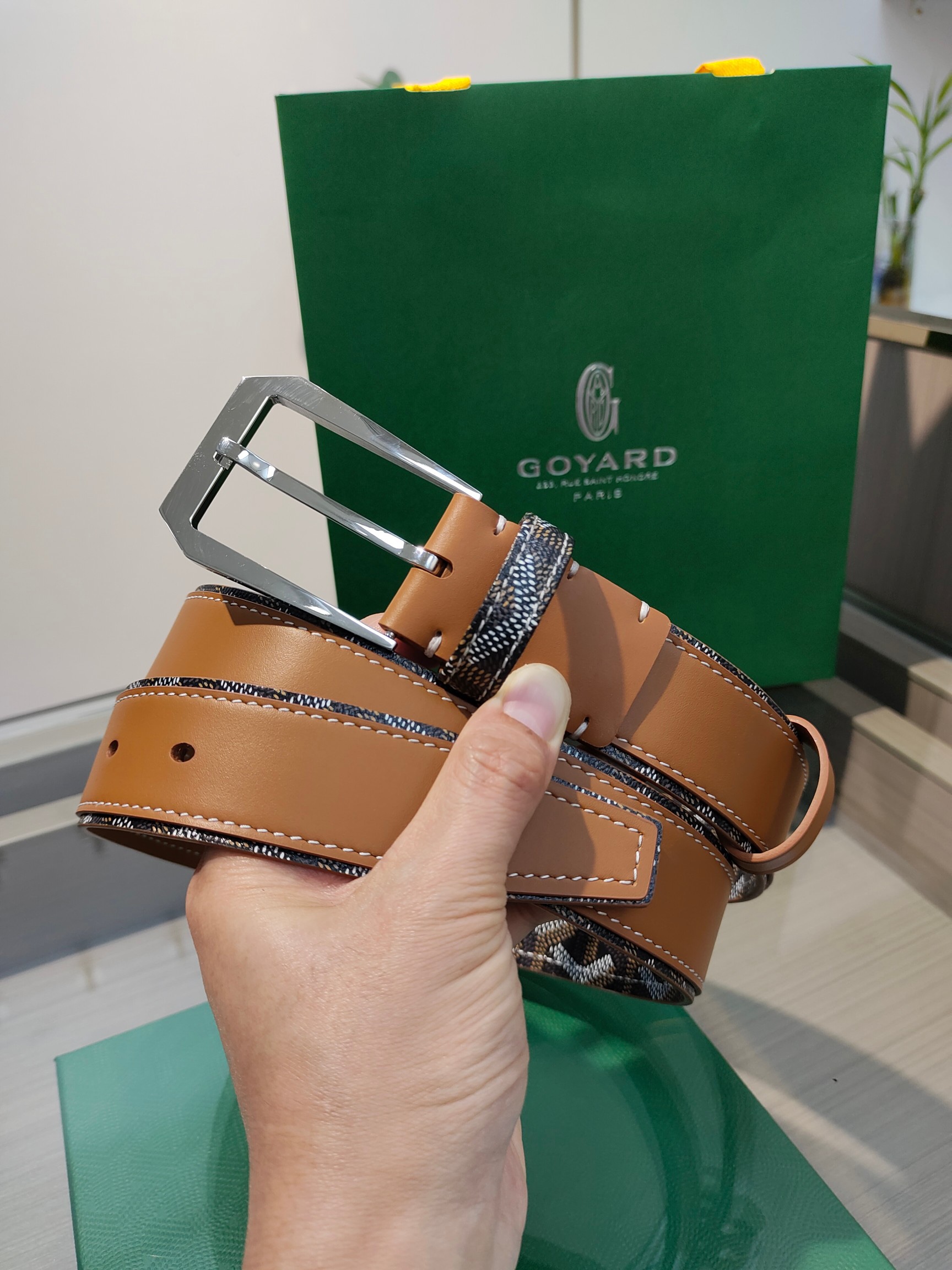 
Goyard(戈雅)腰帶源於法國奢侈品牌，設計風格簡約低調，腰帶身有標誌性帆布搭配進口頭層牛皮，腰帶扣採用簡約精品鋼扣，延續品牌的低調奢華，帶身寬度3.4CM，適用商務休閒日常佩戴。