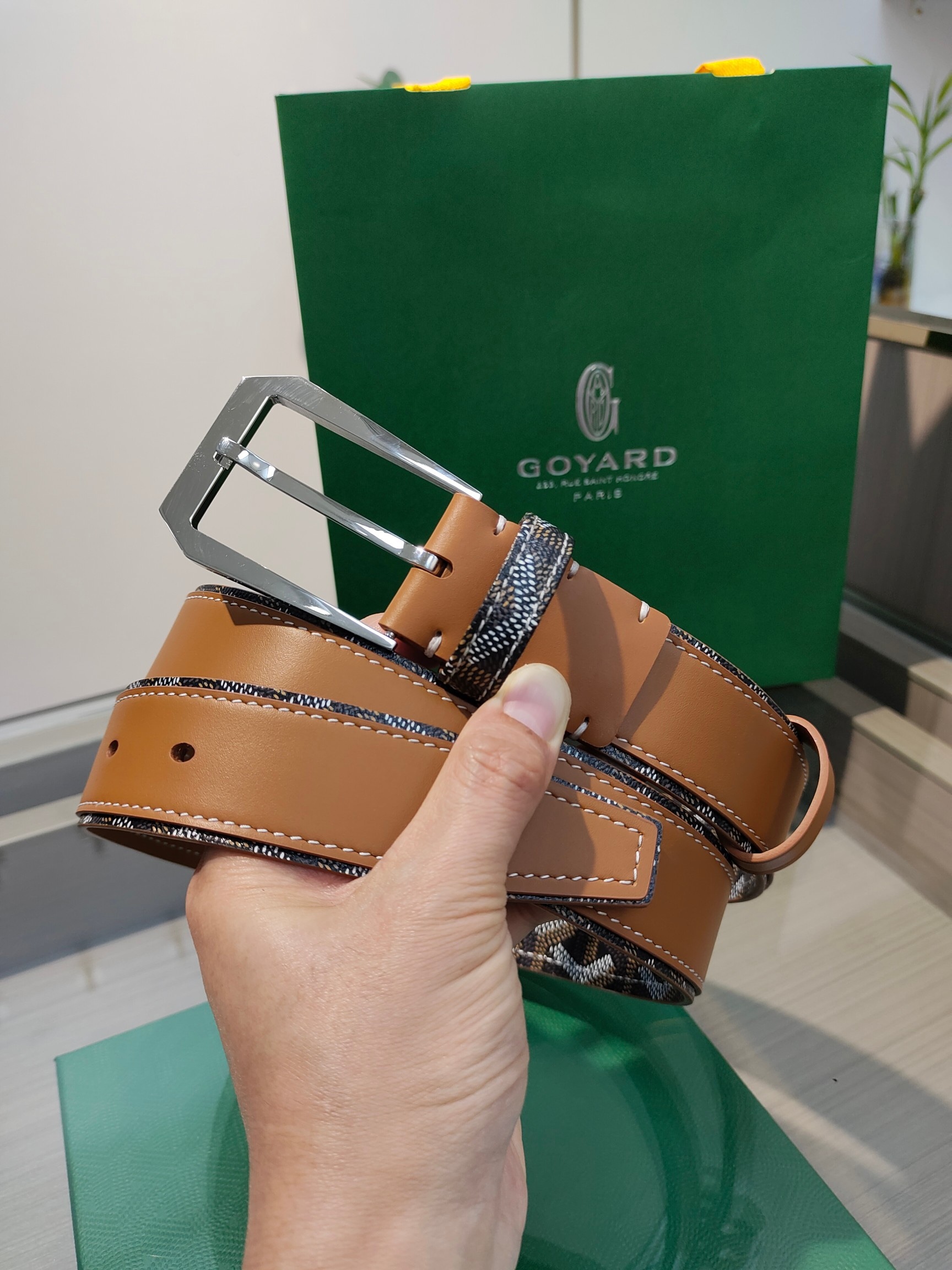 
Goyard(戈雅)腰帶源於法國奢侈品牌，設計風格簡約低調，腰帶身有標誌性帆布搭配進口頭層牛皮，腰帶扣採用簡約精品鋼扣，延續品牌的低調奢華，帶身寬度3.4CM，適用商務休閒日常佩戴。
