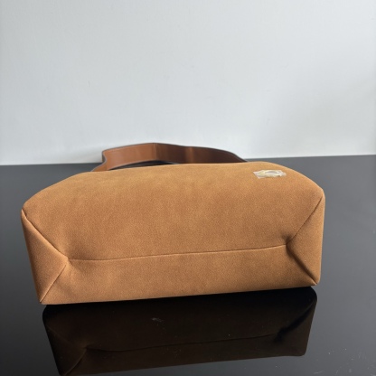 
新款hobo腋下包：CCC45荔枝紋黑色 灰色 酒紅
          CCC48鹿皮棕色 CCC48鹿皮墨綠
作為腋下包超級鬆弛下垂的風格，秋冬單品 容量超大還帶了一個磁扣的暗袋，出行遊玩或通勤都特別實用的一款。

尺寸：10*18*29。