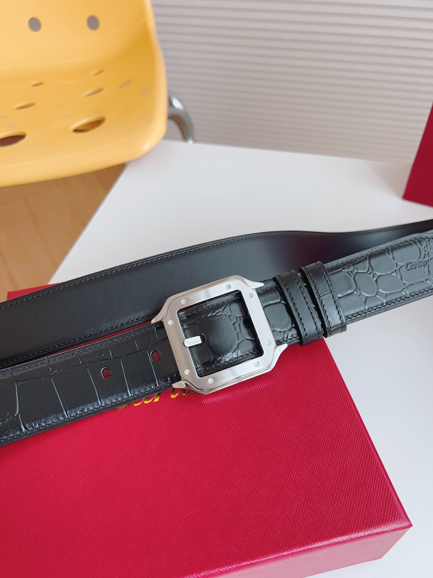 
Cartier（卡地亞）憑借匠心傑作展現與眾不同的美感，融合精湛工藝與經典設計，演繹雋永風格；瀟灑不羈，果敢獨立！此款式易搭配服飾；休閒正裝兩相宜。皮帶寬度：35mm