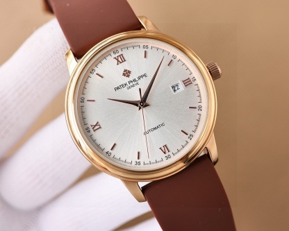 
推出最新款式百達翡麗PATEK PHILIPPE高版本高級自動腕表！男士腕表➡簡單不失大氣  40mm表徑，316精鋼表殼，搭載原裝全新進口8215全自動機械機芯（零返修），耐磨抗刮藍寶石玻璃，進口意大利🇮🇹橡膠帶，原裝品質針扣，具備超強防水功能👍 復古風格，恆久魅力，高檔奢華，紳士必備🔥AD出品 精品不斷🔥