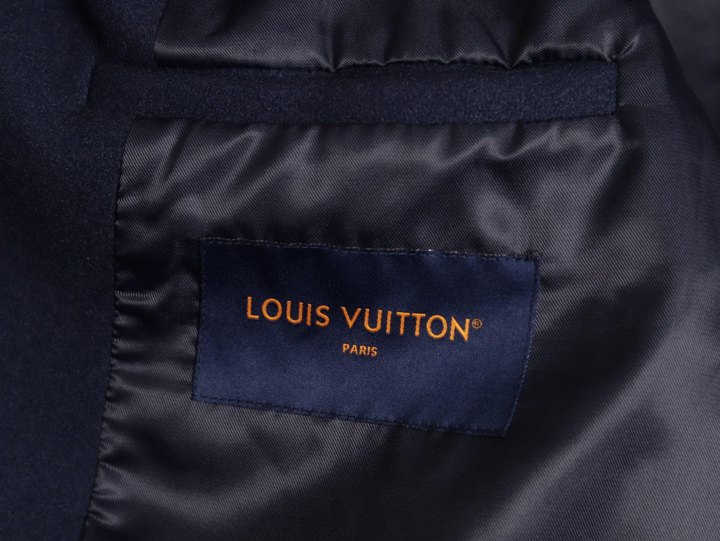 Louis Vuitton/路易威登 26ss 水鑽刺繡棒球服外套
材質拼接：衣身採用藏青色羊毛混紡面料，質感挺括耐磨；袖子為淺棕牛皮材質，柔軟細膩，經典拼皮設計還原美式棒球服復古感。

• 裝飾亮點：左胸位置有重工水鑽+金屬刺繡裝飾，鑲嵌多色寶石與閃鑽，綴有“L.V.M.”字母標識，華麗精緻，辨識度拉滿。

• 版型結構：立領+羅紋條紋領口/袖口/下擺，防風且修飾身形；正面按扣開合，兩側配有插袋，兼顧實用與美觀。
球帽點綴，休閒隨性又有街頭感。
N Size:S-XL