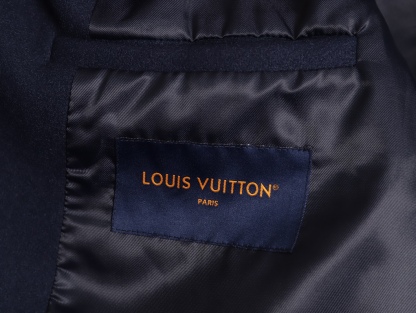 Louis Vuitton/路易威登 26ss 水鑽刺繡棒球服外套
材質拼接：衣身採用藏青色羊毛混紡面料，質感挺括耐磨；袖子為淺棕牛皮材質，柔軟細膩，經典拼皮設計還原美式棒球服復古感。

• 裝飾亮點：左胸位置有重工水鑽+金屬刺繡裝飾，鑲嵌多色寶石與閃鑽，綴有“L.V.M.”字母標識，華麗精緻，辨識度拉滿。

• 版型結構：立領+羅紋條紋領口/袖口/下擺，防風且修飾身形；正面按扣開合，兩側配有插袋，兼顧實用與美觀。
球帽點綴，休閒隨性又有街頭感。
N Size:S-XL