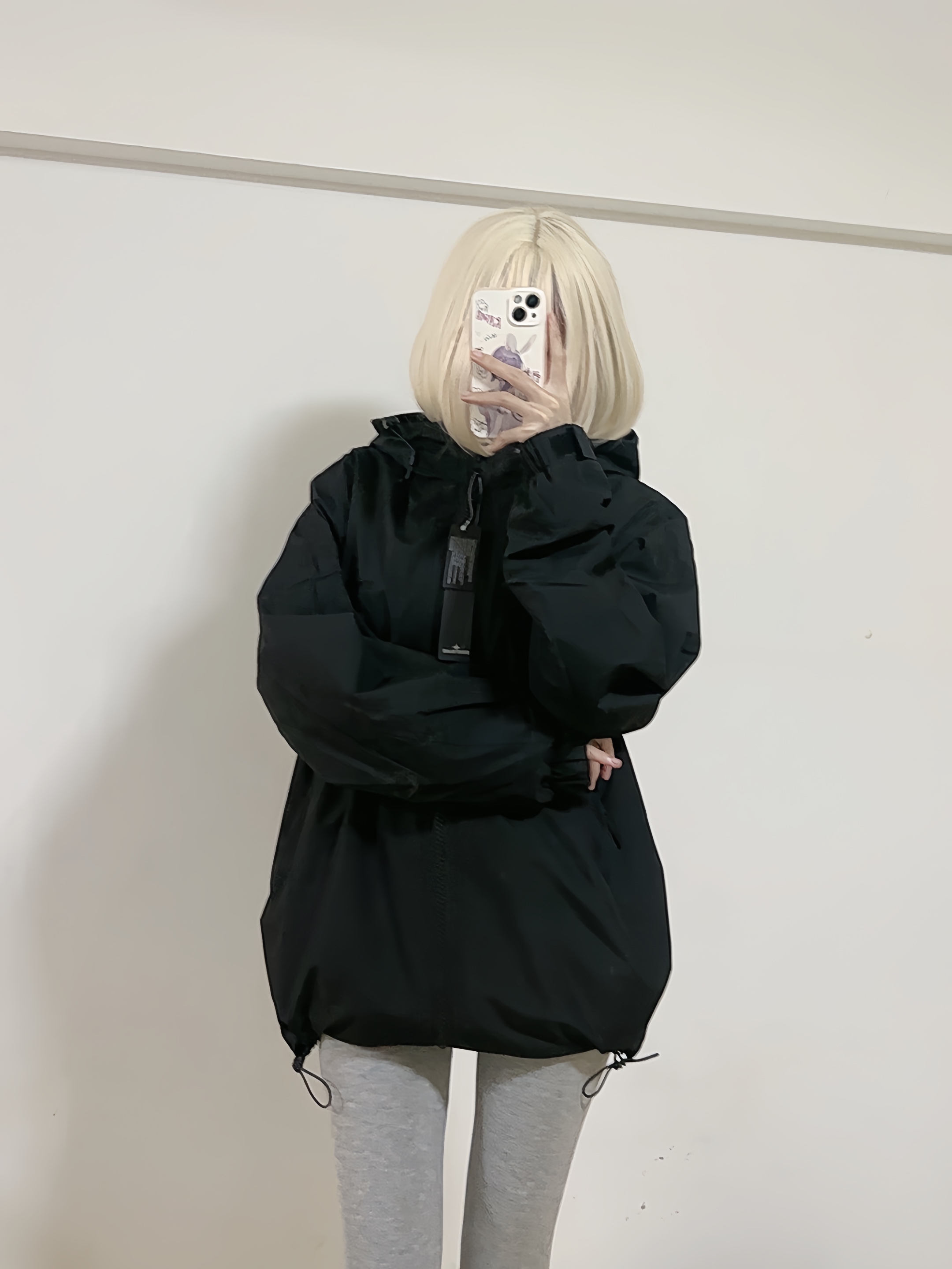 Stone Island/石頭島 24ss 手臂刺繡羅盤衝鋒衣外套
石頭島春季最熱單品 超級吸睛的一款衝鋒衣外套 一眼就能愛上 採用梭織防風防水面料 手感細膩順滑 寬松連帽的版型  水洗標一應俱全 細節滿滿的一款衝鋒衣 大廠代工 品質可靠 

-略帶復古感的機能衝鋒衣 城市徒步 戶外穿行都很出挑 男女都可以駕馭的一款潮流單品 
Color：黑色
A Size：S-XXL