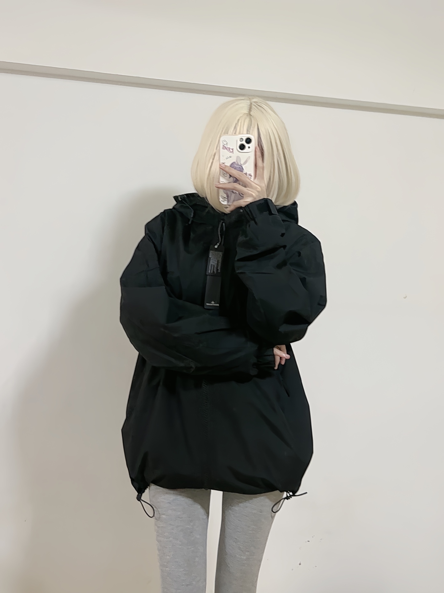 Stone Island/石頭島 24ss 手臂刺繡羅盤衝鋒衣外套
石頭島春季最熱單品 超級吸睛的一款衝鋒衣外套 一眼就能愛上 採用梭織防風防水面料 手感細膩順滑 寬松連帽的版型  水洗標一應俱全 細節滿滿的一款衝鋒衣 大廠代工 品質可靠 

-略帶復古感的機能衝鋒衣 城市徒步 戶外穿行都很出挑 男女都可以駕馭的一款潮流單品 
Color：黑色
A Size：S-XXL