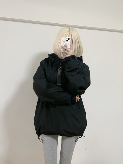Stone Island/石頭島 24ss 手臂刺繡羅盤衝鋒衣外套
石頭島春季最熱單品 超級吸睛的一款衝鋒衣外套 一眼就能愛上 採用梭織防風防水面料 手感細膩順滑 寬松連帽的版型  水洗標一應俱全 細節滿滿的一款衝鋒衣 大廠代工 品質可靠 

-略帶復古感的機能衝鋒衣 城市徒步 戶外穿行都很出挑 男女都可以駕馭的一款潮流單品 
Color：黑色
A Size：S-XXL