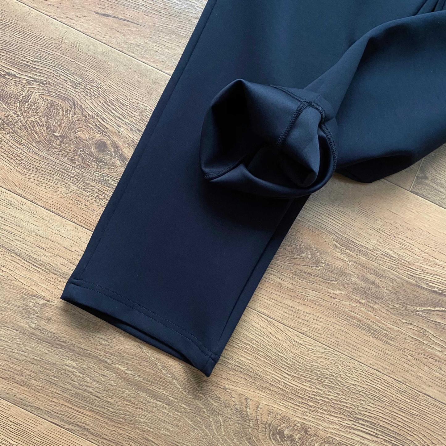 lululemon 露露  2026年春秋季新款男空氣棉休閒長褲  鬆緊腰帶 男士休閒運動衛褲！經典時尚款，客供彈力空氣層面料，軟糯垂彈，舒適透氣！採用空氣棉面料，上身絲滑，柔軟親膚，舒適透氣，不起球，不褪色，耐洗耐穿，上身百搭，不臃腫！做工精細，品質保證！精美logo燙印，兩側隱藏拉鍊口袋，做工細節都非常不錯，上身簡約百搭！立腰部鬆緊抽繩，兩側拉鍊口袋，做工走線整齊密集，高品質精品貨，空氣層面料定織定染，無色差。寬松版型，不挑腿型，更加遮肉顯瘦，烘托休閒隨意舒適的氣氛，不管怎麼穿搭都好看！