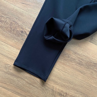 lululemon 露露  2026年春秋季新款男空氣棉休閒長褲  鬆緊腰帶 男士休閒運動衛褲！經典時尚款，客供彈力空氣層面料，軟糯垂彈，舒適透氣！採用空氣棉面料，上身絲滑，柔軟親膚，舒適透氣，不起球，不褪色，耐洗耐穿，上身百搭，不臃腫！做工精細，品質保證！精美logo燙印，兩側隱藏拉鍊口袋，做工細節都非常不錯，上身簡約百搭！立腰部鬆緊抽繩，兩側拉鍊口袋，做工走線整齊密集，高品質精品貨，空氣層面料定織定染，無色差。寬松版型，不挑腿型，更加遮肉顯瘦，烘托休閒隨意舒適的氣氛，不管怎麼穿搭都好看！