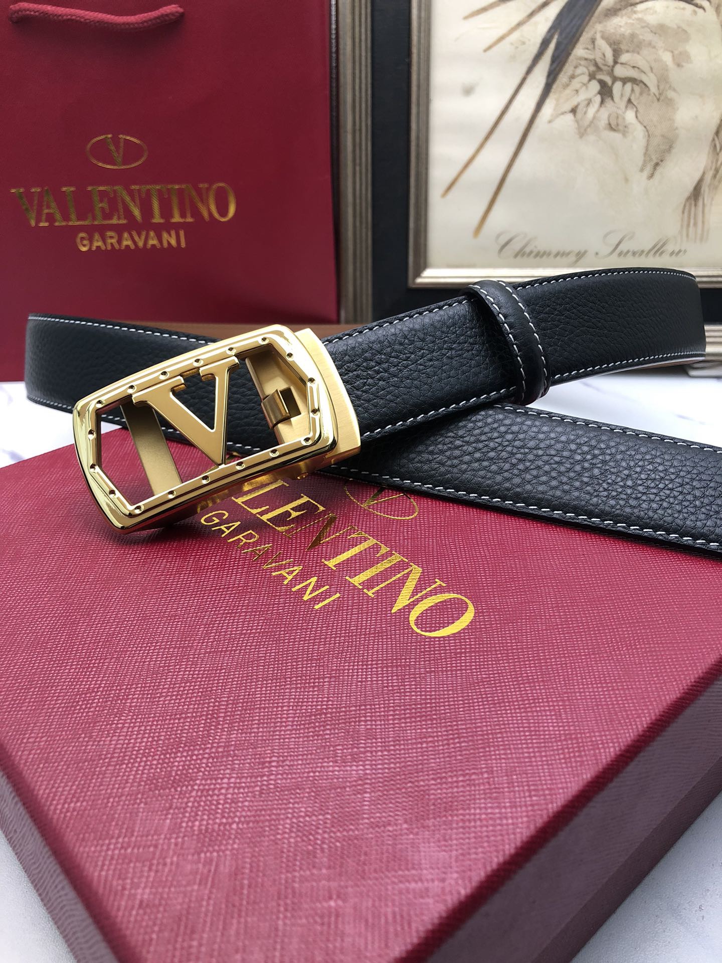 華倫天奴：原單頭層牛皮荔枝紋面，內襯頭層小牛皮底，搭配原單自動扣，可裁剪的自動帶，此款腰帶面雙採用意大利原定廠制進口牛皮帶身 ，對專版櫃足寬3.5