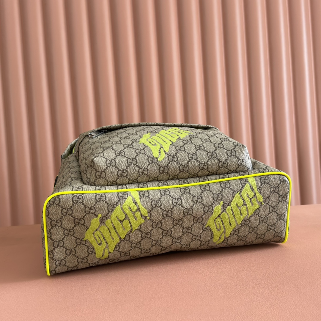 💋💋💋配全套原廠專櫃禮品袋包裝【新品】這款背包是2025早秋系列的一款力作。此單品以自然光澤黑色軟皮匠心打造，巧妙融入雙G元素和Gucci印花壓紋標識。織帶細節令整體廓形愈發豐滿，締就引人矚目的日常配飾。
