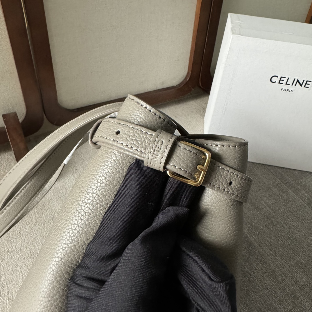 CELINE  24夏季新款Cabas 托特包👜
高級百搭又實用/購物袋的款式
展現著簡約美學和實用性～❤️
大容量設計～無論是日常出街還是通勤 都能輕鬆裝下各種物品～袋口可自主調節大小🌹
款號116853 尺寸：54*29*15cm