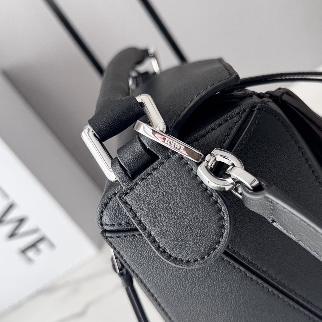 L⊚℮w℮🌟新款🆕小號經典牛皮革Fringe Puzzle手袋
Puzzle 以別具一格的幾何線條勾勒長方體造型*此小號版本採用經典牛皮革製成，搭配手工打結流蘇裝飾。手袋為新春系列作品。小號Puzzle可以容納例如一隻大號錢包，所有尺寸的手機和太陽鏡，肩背或斜挎*手拿或頂部提手攜帶*肩帶可調節，可拆卸*一個內部插袋和一個外部後方拉鍊口袋*拉鍊開合帶牛皮革拉鍊頭*人字紋棉質帆布襯里Anagram 壓紋🌟
size:24*10.5*16CM
型號：062611（配全套包裝）