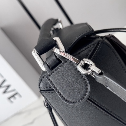 L⊚℮w℮🌟新款🆕小號經典牛皮革Fringe Puzzle手袋
Puzzle 以別具一格的幾何線條勾勒長方體造型*此小號版本採用經典牛皮革製成，搭配手工打結流蘇裝飾。手袋為新春系列作品。小號Puzzle可以容納例如一隻大號錢包，所有尺寸的手機和太陽鏡，肩背或斜挎*手拿或頂部提手攜帶*肩帶可調節，可拆卸*一個內部插袋和一個外部後方拉鍊口袋*拉鍊開合帶牛皮革拉鍊頭*人字紋棉質帆布襯里Anagram 壓紋🌟
size:24*10.5*16CM
型號：062611（配全套包裝）