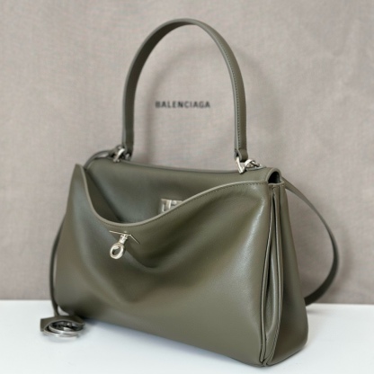 巴黎世家𝗕𝗮𝗹𝗲𝗻𝗰𝗶𝗮𝗴𝗮 💚💚出貨了！
款號：789779
尺寸：28.9×20×9.9cm