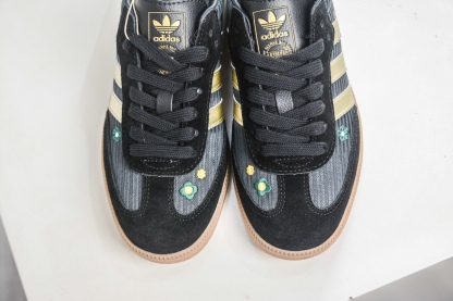 adidas originals SAMBA OG W 此款鞋延續了橡膠外底和經典款式的傳統。
貨號：IH1331
Size：35 36 36.5 37 38 38.5 39 40 40.5 41 42 42.5 43 44 44.5 45