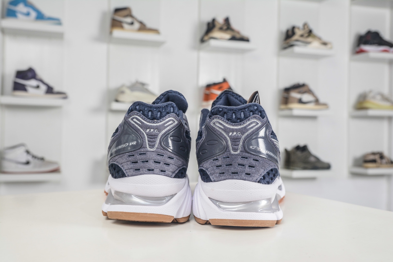 Asics Gel-Kayano 14  亞瑟士運動休閒透氣專業跑鞋
貨號:1203A926 400
尺碼：36 37 37.5 38 39 39.5 40 40.5 41.5 42 42.5 43.5 44 45