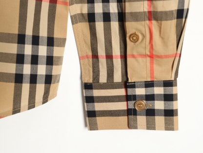 Burberry/巴寶莉 標籤貼布格紋棉質長袖襯衫
第一時間打版。面料為定制俯綢，上身絲滑透氣。紅外線定位裁剪，
定制貝殼頭扣，領子袖口復合硬襯，暴力水洗不會變形。
埋夾包縫工藝，保持版型不變形。國內頂級襯衫代工廠出貨，
前短後長 剪裁大膽突破常規，
完美還原Zp每個細節，商務休閒皆可搭配，人手幾件絕不為過。
裝飾品牌典藏 復古大格紋，BUR粉絲的衣櫥珍藏款式,尤其是對於忠實的BUR粉來說，
此款更是絕對不能錯過的珍寶級別產物！
S Size:S-XL