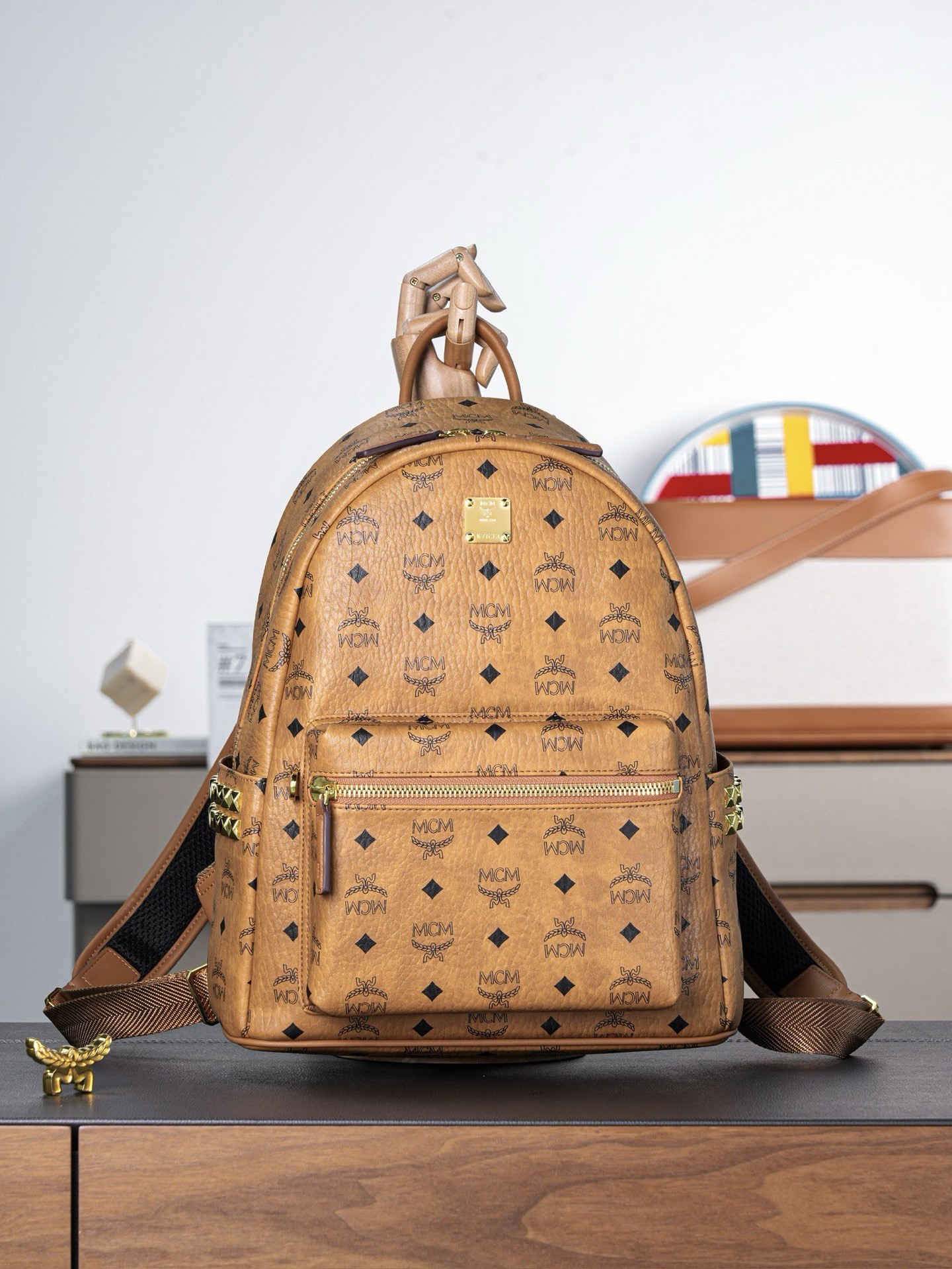 𝙈𝘾𝙈 𝙎𝙩𝙖𝙧𝙠 𝙎𝙞𝙙𝙚 𝙎𝙩𝙪𝙙𝙨𝘽𝙖𝙘𝙠𝙥𝙖𝙘𝙠 𝙞𝙣 𝙑𝙞𝙨𝙚𝙩𝙤𝙨
干邑色小中号#铆钉双肩背包🎒·CP独家出品®️干邑色
这款Visetos经典花纹人造革双肩背包采用金字塔形铆钉装饰及天然Nappa皮革饰边设计。
这一标志性的便携单品展现了全球移动一族的无限精神。这款Stark双肩背包采用经典Visetos及天然Nappa皮革制成，能将电子产品、文件及配饰收纳得井井有条。金字塔形铆钉勾勒出包袋