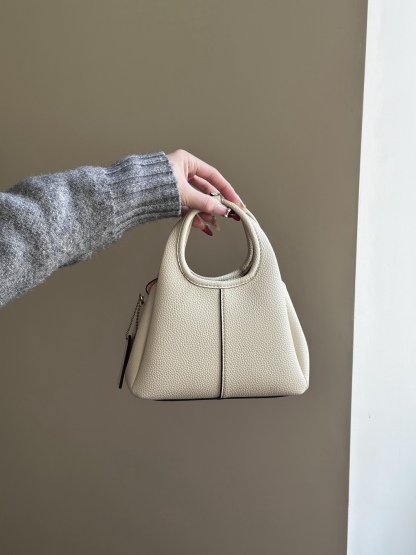 Coach新款首發🔥Lana19 mini號
尺寸：19✖️17cm
精緻小巧，簡約時尚
可手拎，可斜挎 ☑️小號 奶白色
尺寸：19✖️17cm