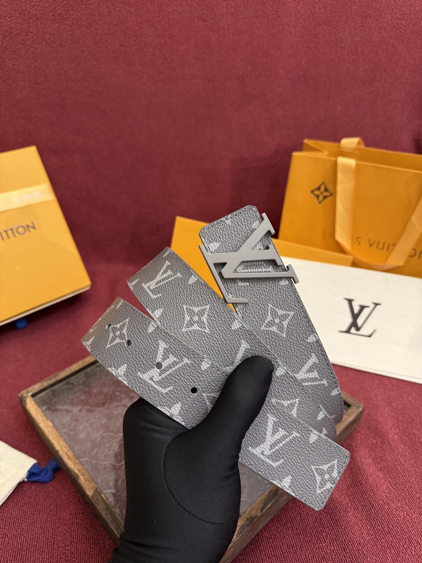 
lv男士新款皮帶寬度4cm 訂製帆布面料飾有全新的圖案效果(顏色純正) 襯托進口小牛皮配色底 搭配精緻的字母搭扣 手感極佳