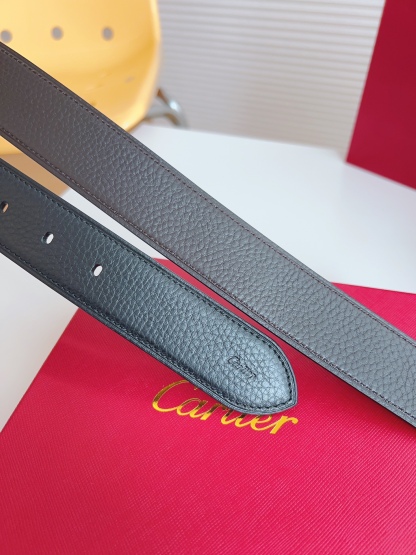 
Cartier（卡地亞）憑借匠心傑作展現與眾不同的美感，融合精湛工藝與經典設計，演繹雋永風格；瀟灑不羈，果敢獨立！此款式易搭配服飾；休閒正裝兩相宜。皮帶寬度：35mm