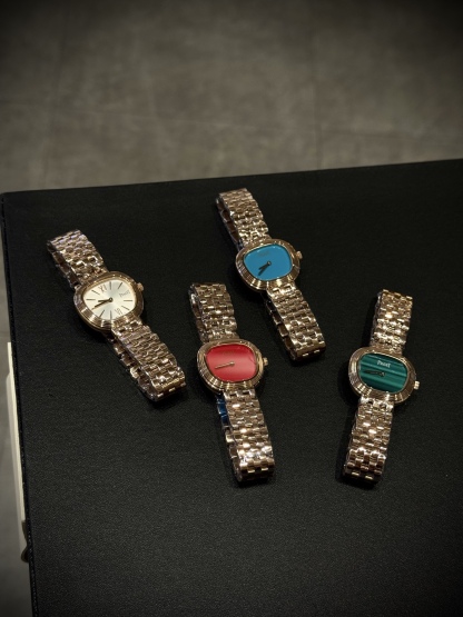 A8 factory•伯爵全新腕表 ﻿ #PiagetSixtie鎏金悅影系列 ﻿ 在瑞士鐘錶展「鐘錶與奇跡」閃亮登場！這款腕表游走於非凡制表工藝與黃金工藝之間，簡直是時尚與藝術的完美結合。Sixtie腕表採用獨特的梯形設計，重新詮釋1960年代末大膽華麗的風格，展現出獨特的魅力與優雅。
✨Sixtie系列腕表
✨直徑29毫米,
✨CNC數控雕刻精鋼梯形表殼
✨專櫃同步超薄厚度僅僅7mm
✨銀色太陽緞面打磨錶盤
✨316L精鋼錶鏈,搭載伯爵進口石英機芯  
認准A8出品！必屬精品！大廠品質！歡迎轉載！