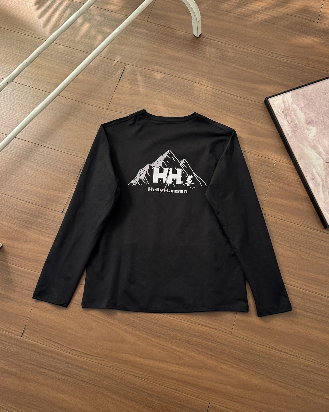 春季新款HH海麗漢森戶外必備休閒長袖T恤！
高品質面料製成的圓領長袖 ，面料整體輕量 質感 棉感速乾型面料  讓衣服更有立體感 活動時背部肩部超自在 沒有緊繃感 高舒適度 讓運動更加自如！運動版型 適合單穿或者內搭穿著！單穿簡約乾淨，疊穿非常有時尚感！四面高彈！無拘無束

顏色：黑色 白色。尺碼：m~3xl

尺碼 衣長 胸圍 袖長 建議身高 建議體重	
M 67 102 60 165-170CM 115-130斤	
L 69 106 62 170-175CM 130-145斤	
XL 71