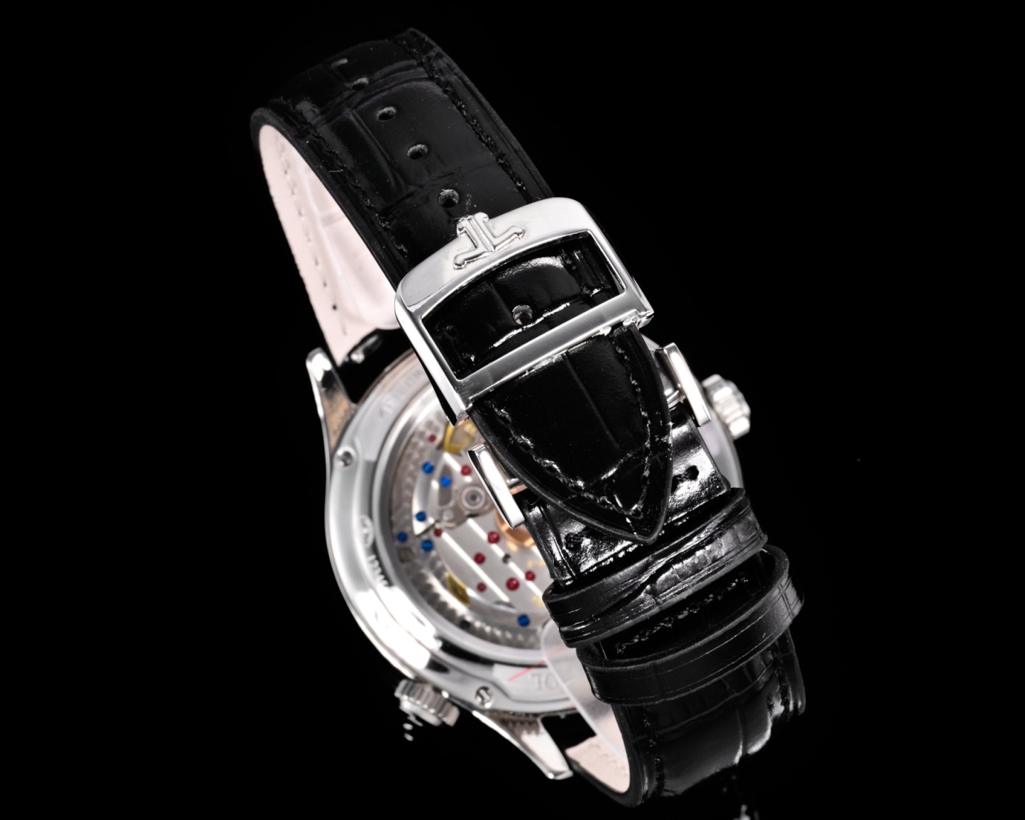 Factory出品
【市場最高版本】JL積家 各路大咖都叫它大醜 其實賦予的是極高贊美 論品味與外觀 在鐘錶界有著舉足輕重的地位 戴出去怎麼都是長臉 各種彰顯品味 Master 地理學家大師系列 Q1428421 復刻版全新升級 多功能腕表 升級Cal.939A機芯 打磨效果更近原裝 升級軸 自動陀為玫金邊 字面紋路清晰 功能：日期顯示 雙時區 動力儲備顯示 316L精鋼  直徑42mm  原裝折疊扣！V+ Factory匠心之作 值得你擁有！