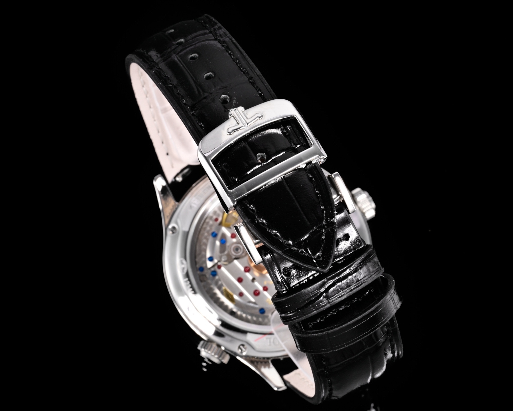 Factory出品
【市場最高版本】JL積家 各路大咖都叫它大醜 其實賦予的是極高贊美 論品味與外觀 在鐘錶界有著舉足輕重的地位 戴出去怎麼都是長臉 各種彰顯品味 Master 地理學家大師系列 Q1428421 復刻版全新升級 多功能腕表 升級Cal.939A機芯 打磨效果更近原裝 升級軸 自動陀為玫金邊 字面紋路清晰 功能：日期顯示 雙時區 動力儲備顯示 316L精鋼  直徑42mm  原裝折疊扣！V+ Factory匠心之作 值得你擁有！