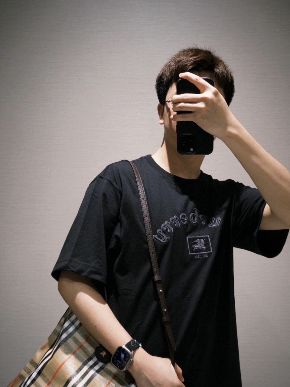 🔝BURBERRY巴寶莉BBR 哥特體刺繡短袖T恤
正品4550購入，100%洗後維斯棉235克，舒彈羅紋285克，進口刺繡，面料酵洗，定制1：1商標，寬松版型
B Size：S-XL