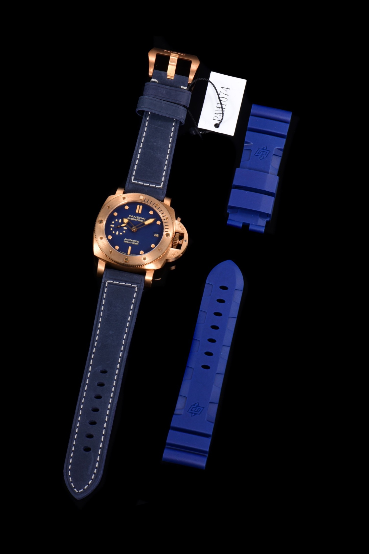 SB限量發行：沛納海潛行系列PAM01074腕表，青銅表殼搭配藍色意大利進口小牛皮錶帶，啞光藍色錶盤，棒狀及圓點時標以米色Super-LumiNova™夜光塗層塗覆，綠色夜光顯示，搭載P.900型自動機械機芯，42毫米。