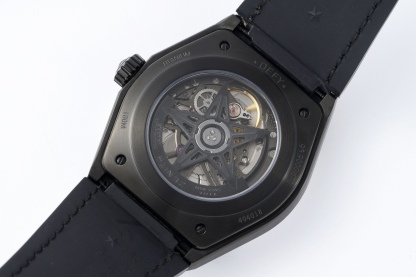 L真力時DEFY系列全新升級版，殼身 頭粒 機芯 表扣等均做了升級調整。一款根據路虎標誌性花輪轂設計而成的高顏值鏤空腕表。

原裝開模鑄造，極致還原表殼的每一處細節打磨倒角，盡顯原裝菱角分明、堅毅果敢的陽剛氣質。完美的41mm表經，適配大眾男性手寸，正裝休閒兩不誤。根據汽車輪轂設計而成的五角星錶盤，未來概念感十足。同步官網新款五角星折疊扣，搭載定製版Cal.670sk全自動機械機芯，鏤空日曆的大小與位置、機芯夾板、齒輪、五角星陀皆按原版機芯數據拆解鍛造而成。

LF臻品 陳奕迅Eason同款，時尚前衛、