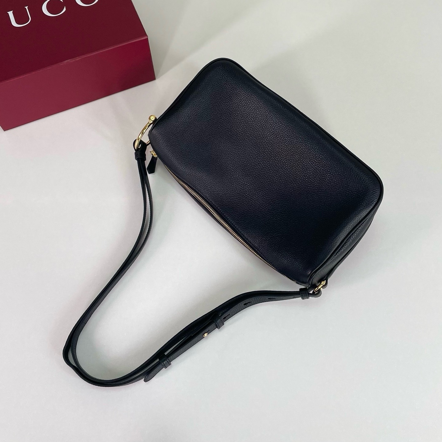 Gucci Half Horsebit系列中號肩背包，煥新呈現Gucci Half Horsebit系列，以現代風格煥新演繹品牌最具標誌性的元素之一。該系列巧妙融蘊休閒廓形與標誌性的半馬銜扣配件，這也是其名稱的由來。款號860787克皮，尺寸31.5X17X12