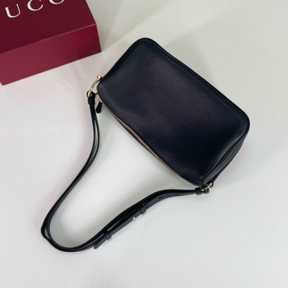 Gucci Half Horsebit系列中號肩背包，煥新呈現Gucci Half Horsebit系列，以現代風格煥新演繹品牌最具標誌性的元素之一。該系列巧妙融蘊休閒廓形與標誌性的半馬銜扣配件，這也是其名稱的由來。款號860787克皮，尺寸31.5X17X12