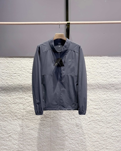 KOLON SPORT可隆🧊🧊  輕量涼感防曬衣情侶款  

戶外輕量化涼感防B1145曬衣上新🆕 ，可隆專櫃同款 在售💰1585+

採用功能性專業戶外防曬型針織材料 88的錦綸和12的氨綸 有非常好的彈性 和防水透氣功能  防曬值upf245+不怕曬傷，縱享戶外陽光☀️有專業檢測報告
彈力接觸涼感，緩解體熱，輕量御風 ，手腕彈力帶收口 ，貼合手腕的同時 提升鑽風性能 ，面料彈力十足 透氣性高  在運動出汗時 ，減少熱量 和粘附感
如果突降小雨還有功能性防水功能 

品質面料做工都無