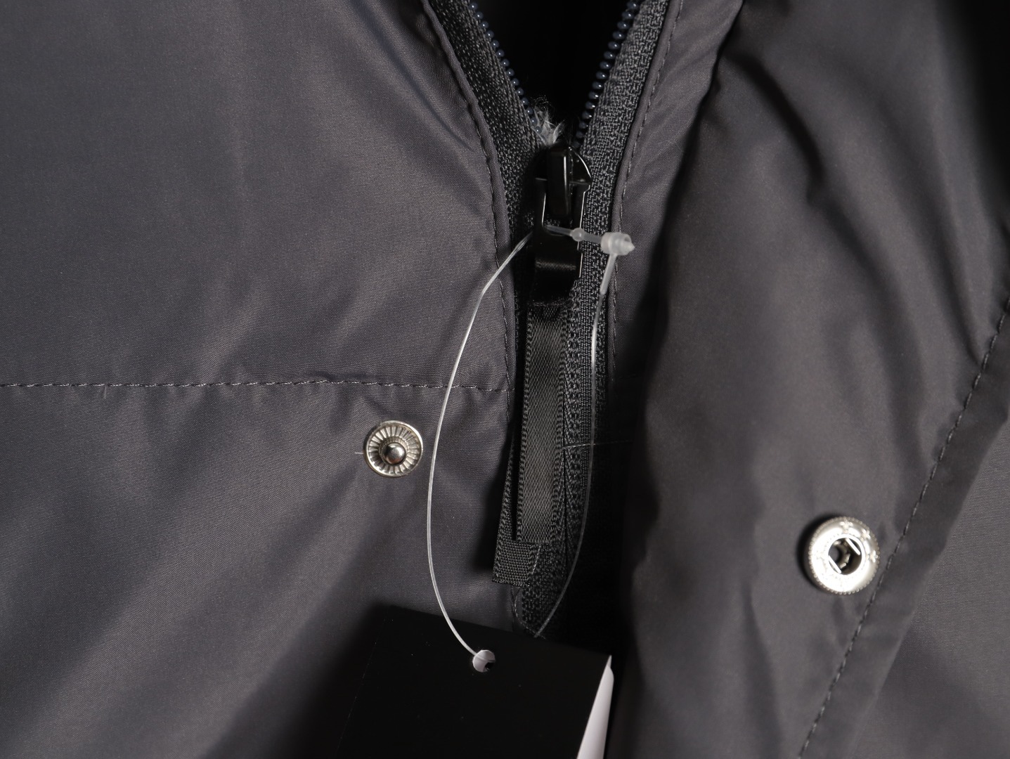 Adidas 阿迪達斯 三條槓保暖專櫃長款落肩款羽絨服
明星同款阿迪羽絨服 adidas 休閒舒適保暖長款羽絨服 男女同款  面料採用原版定制防水防靜電布料 內里採用尼龍雙層封禁設計 過膝長款設計超級保暖 分區填充300克標準80白鴨絨 蓬松度超好 輕便不厚重 拉鍊帶有定制logo 袖子側邊經典三條槓 內里配備口袋 胸前刺繡硅膠小標 清晰立體又飽滿 袖口鬆緊設計更加防風保暖 下擺按扣設計可隨意調節 方便戶外行動 寬松的版型不挑人 穿上就是行走的棉被 絲毫不懼寒冬 
L SIZE:S-XL