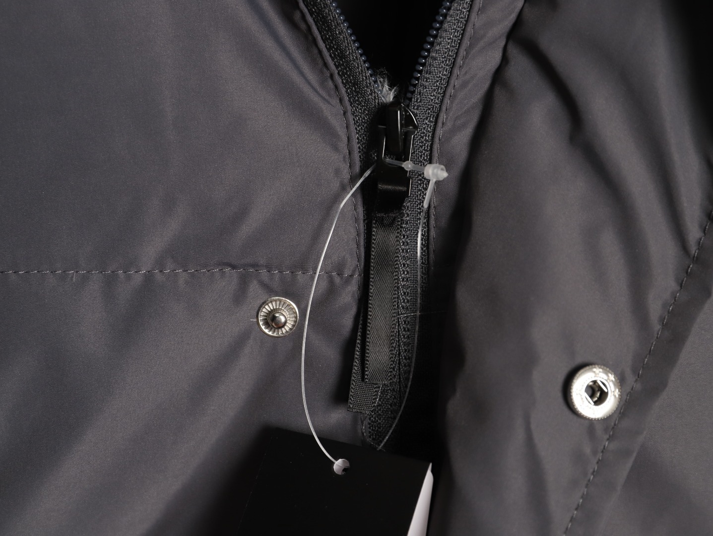 Adidas 阿迪達斯 三條槓保暖專櫃長款落肩款羽絨服
明星同款阿迪羽絨服 adidas 休閒舒適保暖長款羽絨服 男女同款  面料採用原版定制防水防靜電布料 內里採用尼龍雙層封禁設計 過膝長款設計超級保暖 分區填充300克標準80白鴨絨 蓬松度超好 輕便不厚重 拉鍊帶有定制logo 袖子側邊經典三條槓 內里配備口袋 胸前刺繡硅膠小標 清晰立體又飽滿 袖口鬆緊設計更加防風保暖 下擺按扣設計可隨意調節 方便戶外行動 寬松的版型不挑人 穿上就是行走的棉被 絲毫不懼寒冬 
L SIZE:S-XL