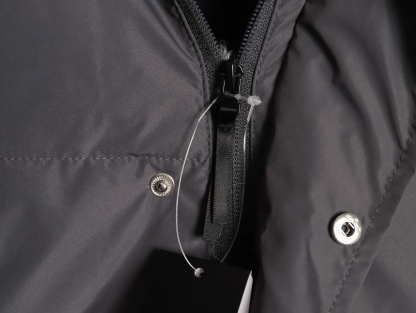 Adidas 阿迪達斯 三條槓保暖專櫃長款落肩款羽絨服
明星同款阿迪羽絨服 adidas 休閒舒適保暖長款羽絨服 男女同款  面料採用原版定制防水防靜電布料 內里採用尼龍雙層封禁設計 過膝長款設計超級保暖 分區填充300克標準80白鴨絨 蓬松度超好 輕便不厚重 拉鍊帶有定制logo 袖子側邊經典三條槓 內里配備口袋 胸前刺繡硅膠小標 清晰立體又飽滿 袖口鬆緊設計更加防風保暖 下擺按扣設計可隨意調節 方便戶外行動 寬松的版型不挑人 穿上就是行走的棉被 絲毫不懼寒冬 
L SIZE:S-XL