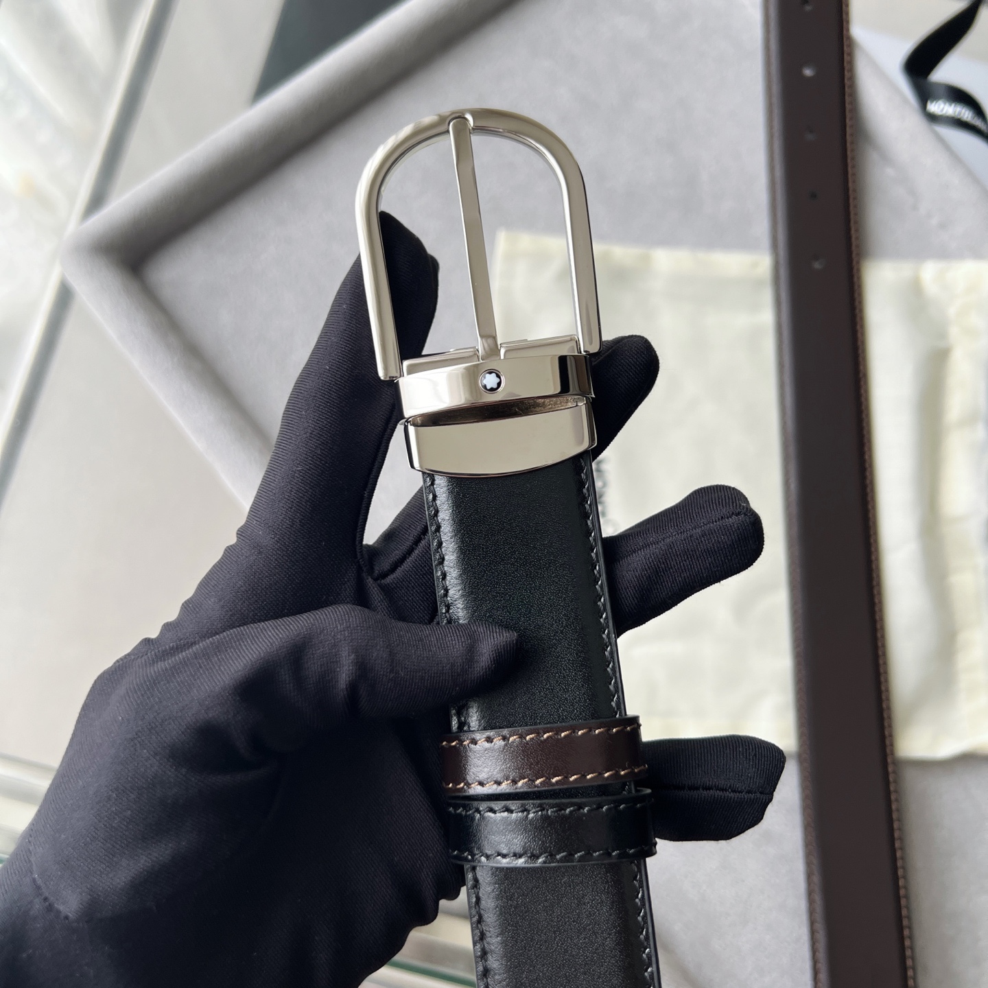 馬蹄形帶扣黑色/棕色雙面皮帶（35毫米）
馬蹄形閃亮鍍釕帶扣。可調節長度，3.5cm黑色和棕色雙面皮帶。打造經典靈動造型。
貨號 錶帶描述 黑色和棕色雙面牛皮皮帶 皮革圖案 金屬圓環上飾有萬寶龍六角白星 標識 搭扣裝置 易開啓裝置，可調節皮帶長度
搭扣形狀 馬蹄形主要顏色 黑色 | 棕色 搭扣類型 針扣式表扣