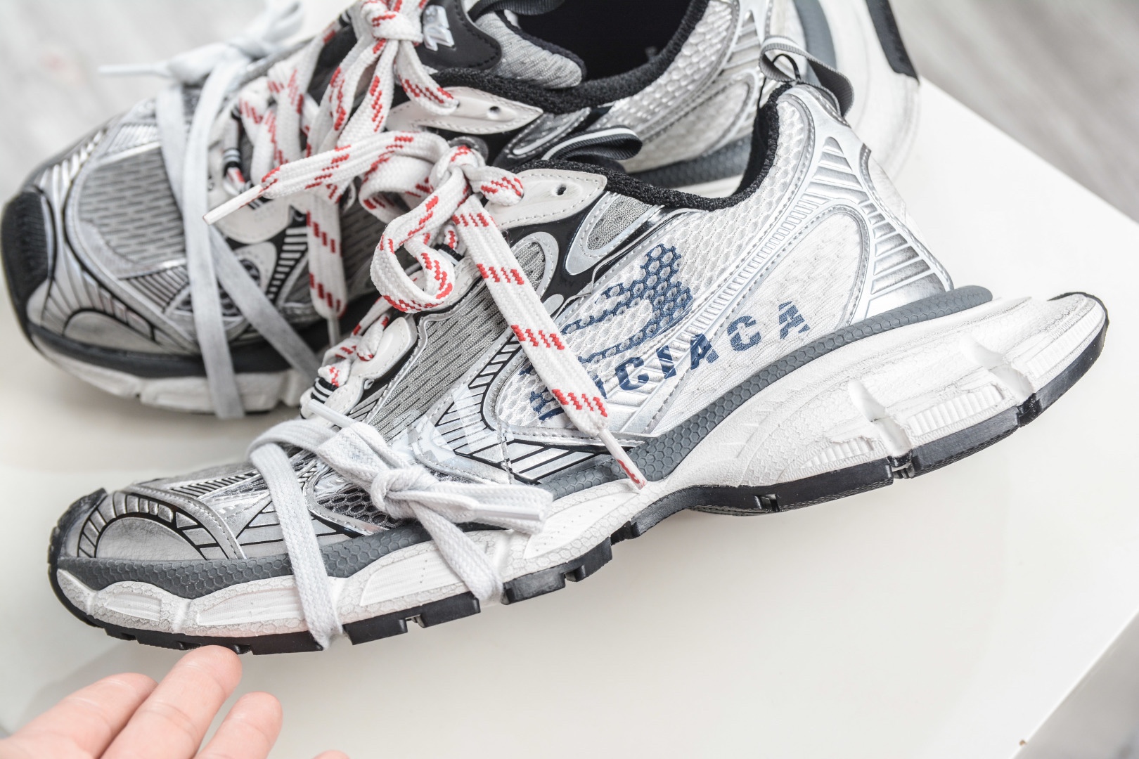 BALENCIAGA 3XL Sneakers 巴黎世家十代 水印logo字母標 3XL巴黎老爹一腳蹬系列復古做舊
貨號：840090 W3XSG 9239
尺碼：35 36 37 38 39 40 41 42 43 44 45 46