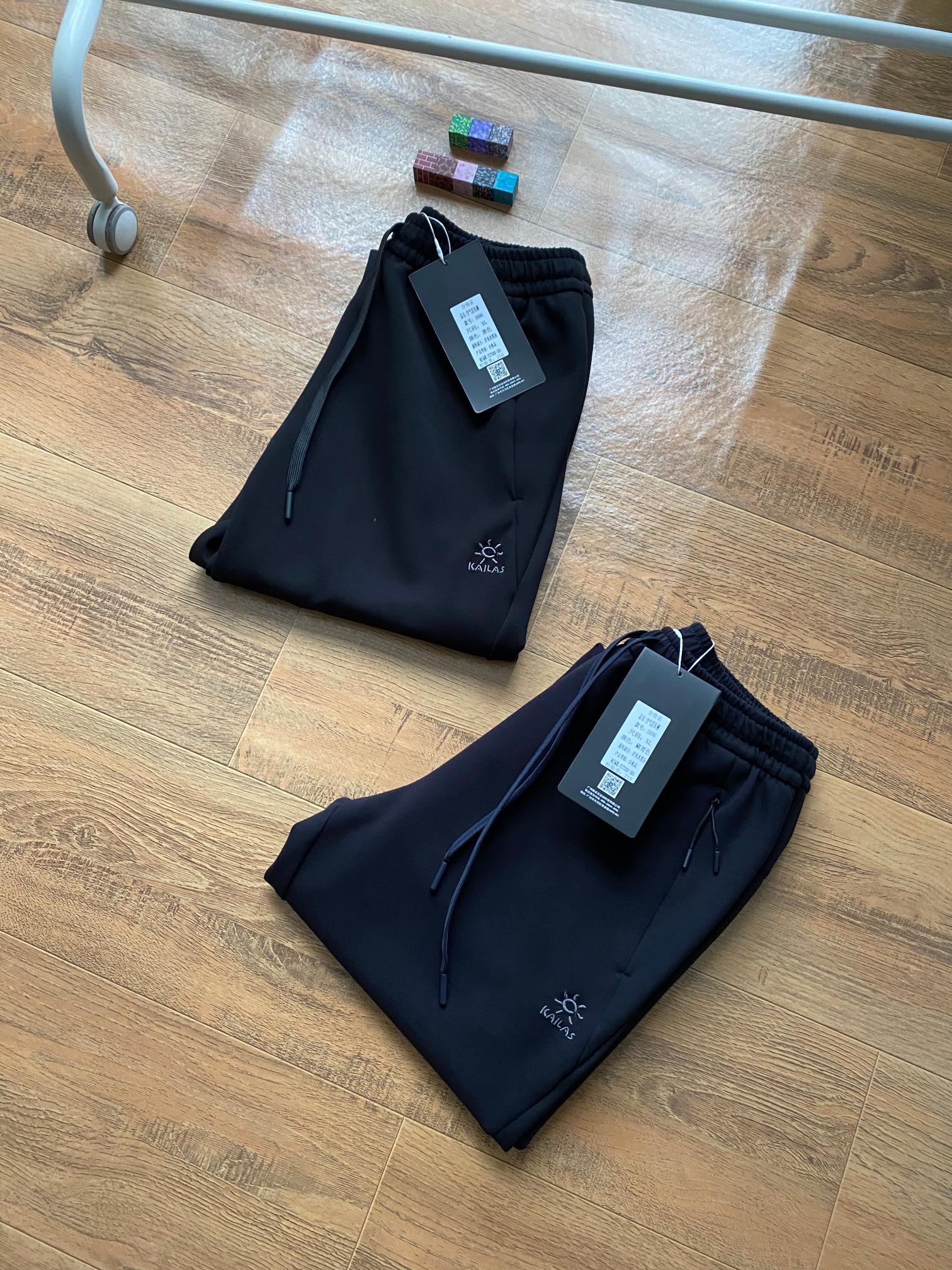 凱樂石Kaillas春秋季新款男士休閒運動長褲！經典時尚款，客供純棉針織空氣層面料，柔軟舒適！小標logo刺繡，精緻飽滿，兩側拉鍊口袋，套結加固，腰部鬆緊抽繩，做工細節都非常不錯，上身效果一級棒，喜歡的兄弟不要錯過！