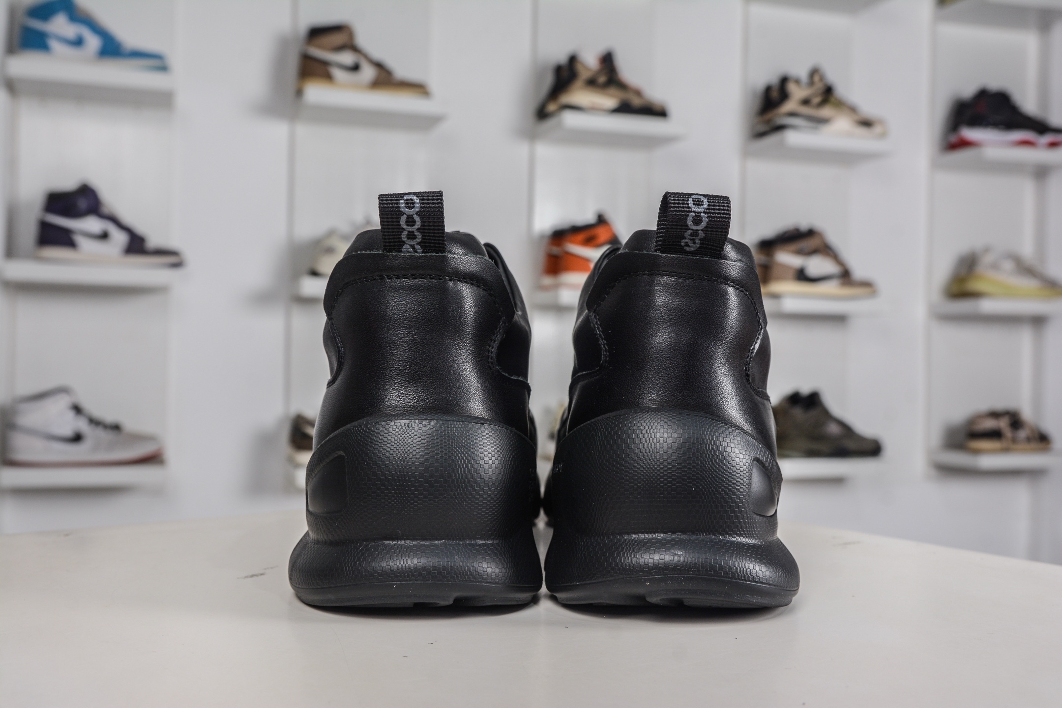 ECCO愛步運動鞋男透氣輕便防滑緩震牛皮跑鞋健步BIOMC系列全新品質 
貨號：882517 01001
尺碼：38 39 40 41 42 43 44（皮鞋码）