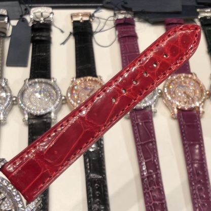 （NL）2025最新款滿天星   原裝搭配美洲鰐魚錶帶 搭配原莊進口日本9015機芯 蕭邦（HAPPY DIAMONDS）作為蕭邦最暢銷的系列一直以細膩的手法詮釋蕭邦標誌性靈動鑽石的概念，此系列作品柔美而時尚，都說男戴萬國女戴蕭邦 有金（進）有鑽（賺）寓意也很好。錶盤內的鑽石滾珠可自由滑行轉動，時來運轉 財運滾滾，讓每一位女性都以最迷人的造型驚艷世人。 這次給大家帶來的蕭邦快樂鑽系列 這次給大家帶來的蕭邦快樂鑽系列 是肖邦旗下最具代表性的腕表 最有特色的夾層玻璃的7顆，7顆鑽石產生自旋 猶如舞蹈