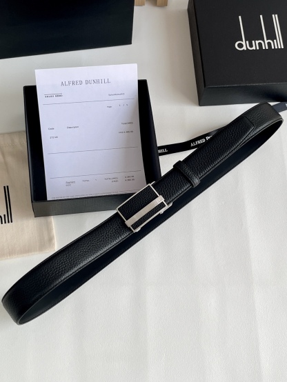 登喜路（Dunhill）是一家英國倫敦的男士奢侈品牌。皮帶以其精湛的工藝和經典的設計，成為男士配飾中的精品。皮帶的質感好、耐用性強，商務休閒百搭款！