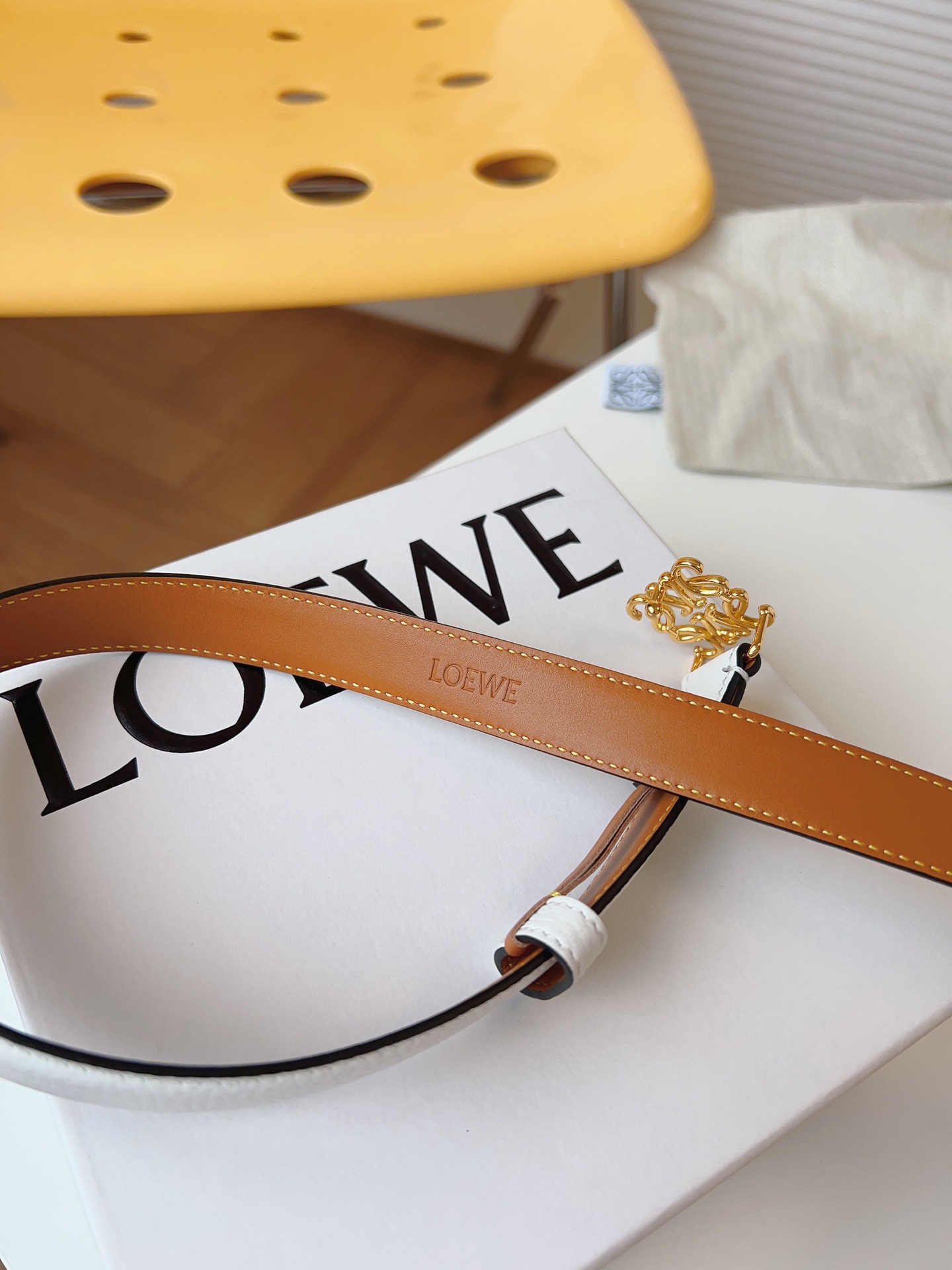 
Loewe 羅意威 經典粒面小牛皮，極簡風格的搭配，腰帶早已不是勒緊褲腰的工具，而是提升衣品，畫龍點睛的飾品；此款腰帶易搭配服飾。皮帶寬度：2.0cm