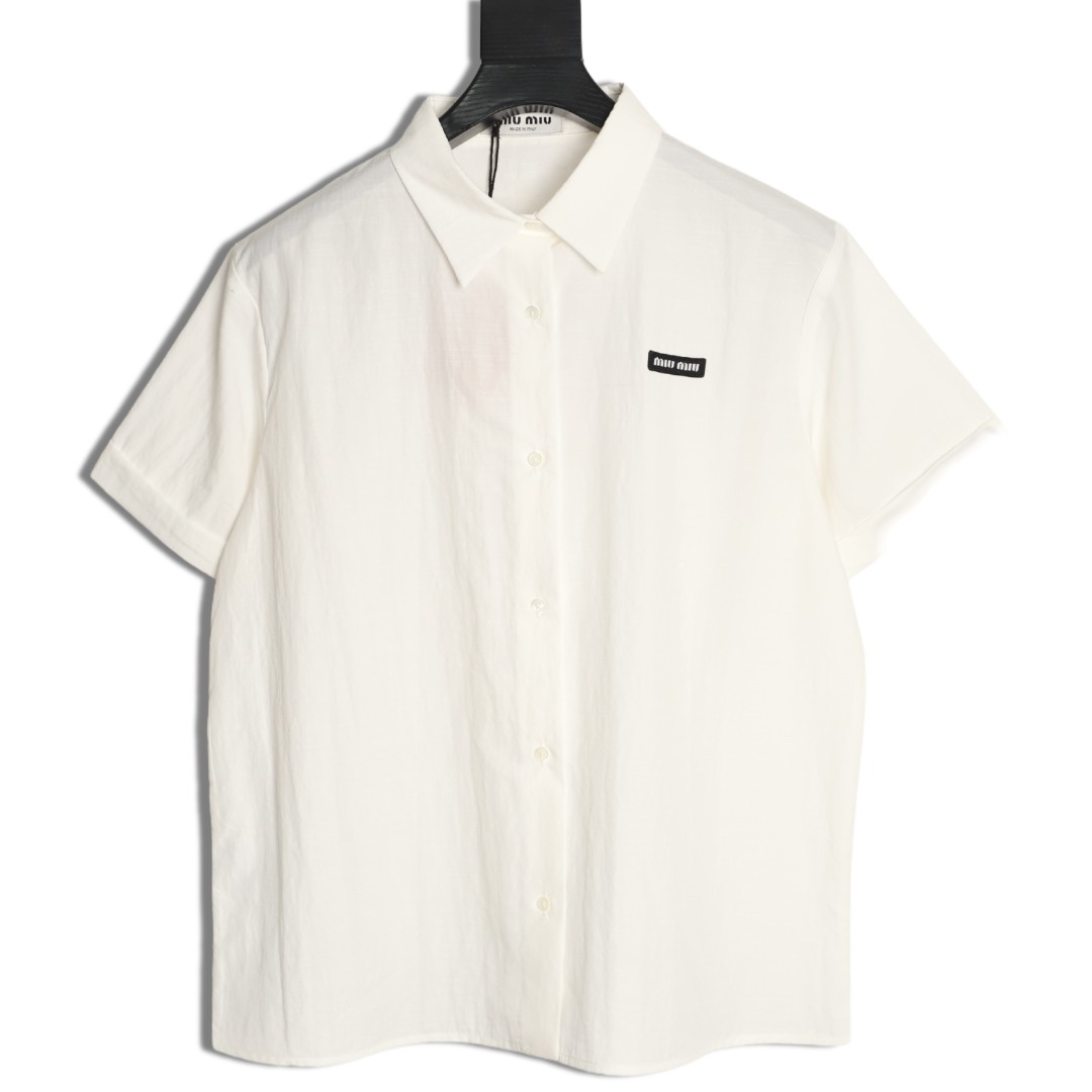 🔝MIU MIU繆繆MM 小黑標短袖襯衫
定制雲柔棉麻平紋料，手工紅外線畫線徽標，以紅外線技術為輔助，實現徽標標籤位置的精准定位與標記，採用側翻埋夾車線工藝，平順整潔，工整整潔，面料都經過砂洗，手感質感更佳，不易變形、不易縮水、不易褪色，合身版型
B Size：40 42 44 46