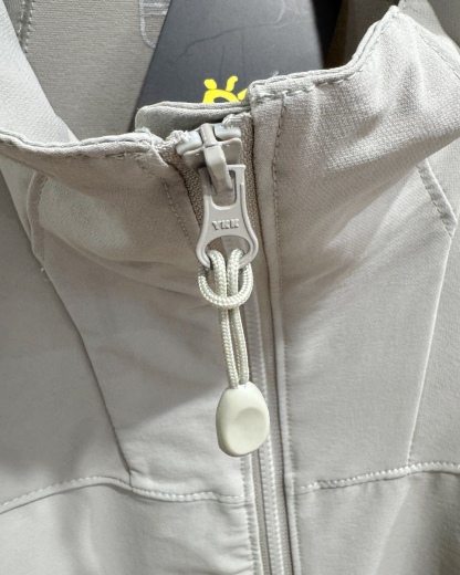 KAILAS‌/凱樂石春秋薄款輕量化衝風衣上衣外套】輕裝上陣！風雨無阻！

解鎖春秋戶外自由！輕到能揣進包里，卻能扛住風雨突襲！

極致輕量化面料，告別臃腫，上身輕若無物，跑步、騎行不束縛，戶外通勤也能利落有型！

透氣膜科技，運動時快速排汗，避免悶熱黏膩，春秋穿剛剛好！

立領剪裁護住脖頸，阻擋冷風灌入！

戶外級耐造，耐磨抗撕裂，口袋拉鍊防掉物，細節拉滿，徒步、騎行都穩！

極簡純色，內搭衛衣、T恤都好看，日常出街也能穿出高級感！

顏色:岩石灰  神秘黑
尺碼:L-3xL
L碼：   胸