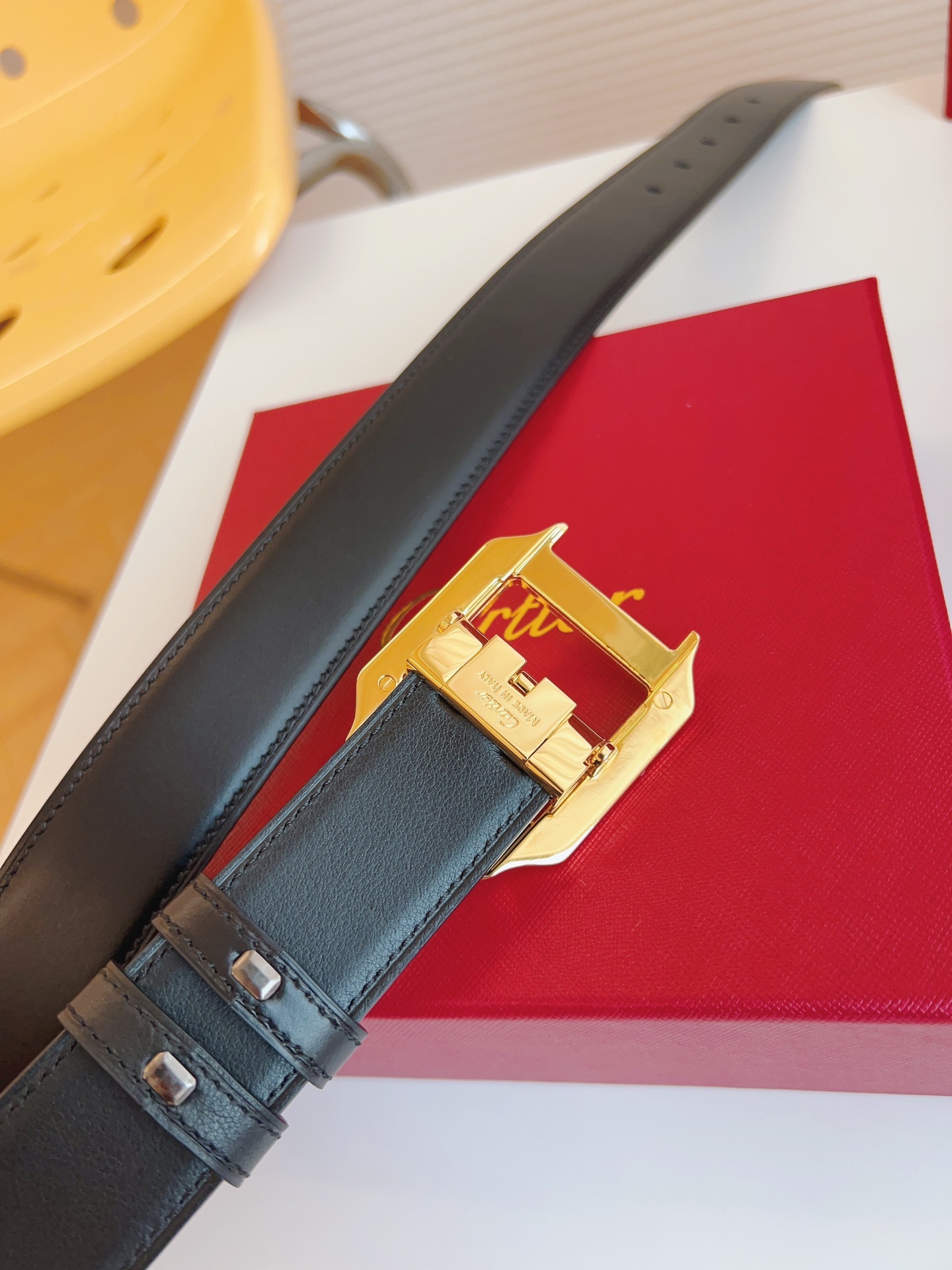 
Cartier（卡地亞）憑借匠心傑作展現與眾不同的美感，融合精湛工藝與經典設計，演繹雋永風格；瀟灑不羈，果敢獨立！此款式易搭配服飾；休閒正裝兩相宜。皮帶寬度：35mm