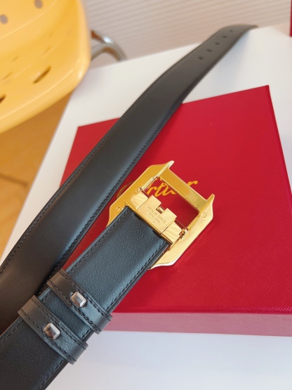 
Cartier（卡地亞）憑借匠心傑作展現與眾不同的美感，融合精湛工藝與經典設計，演繹雋永風格；瀟灑不羈，果敢獨立！此款式易搭配服飾；休閒正裝兩相宜。皮帶寬度：35mm
